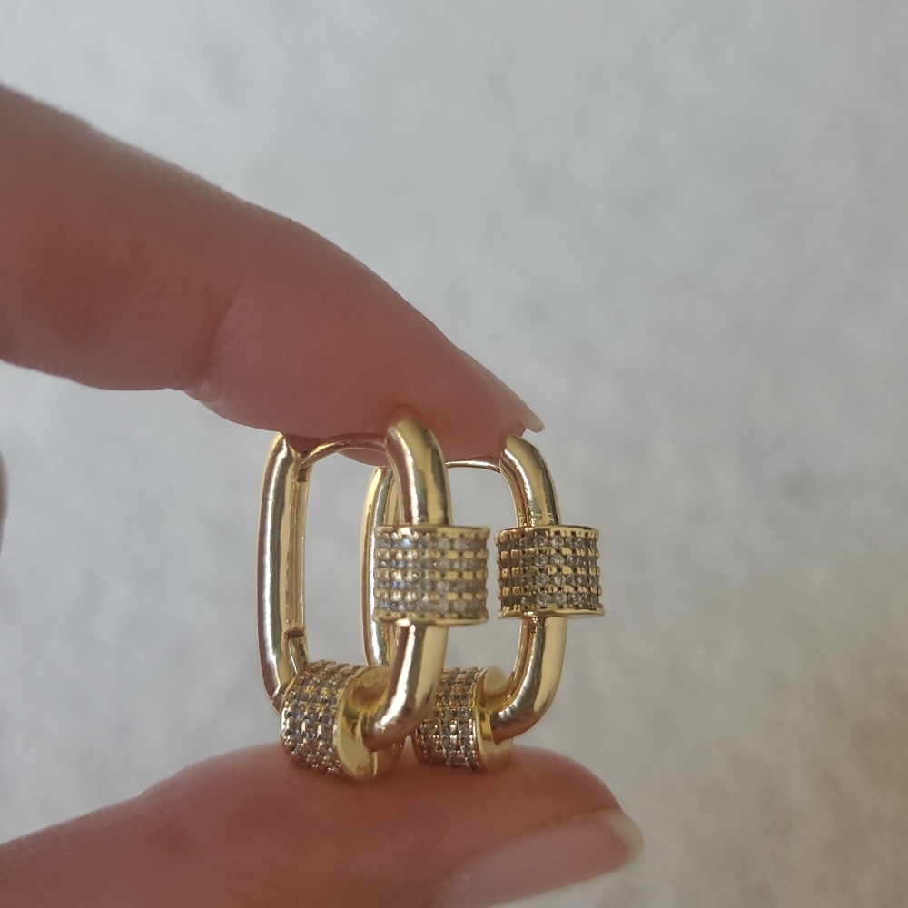 Women's earrings gold color